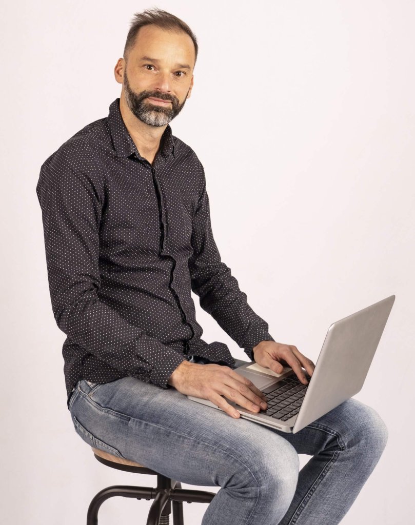 portrait de manu chupin qui créé un site web à angers